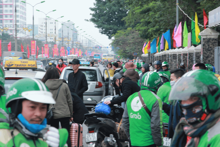 Bến xe vắng khách, trẻ nhỏ vật vã trên xe máy trở lại Hà Nội trong ngày cuối cùng nghỉ Tết - 10