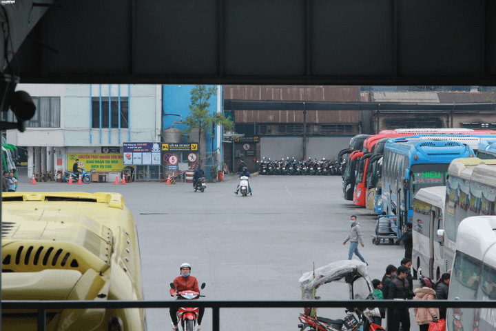 Bến xe vắng khách, trẻ nhỏ vật vã trên xe máy trở lại Hà Nội trong ngày cuối cùng nghỉ Tết - 9