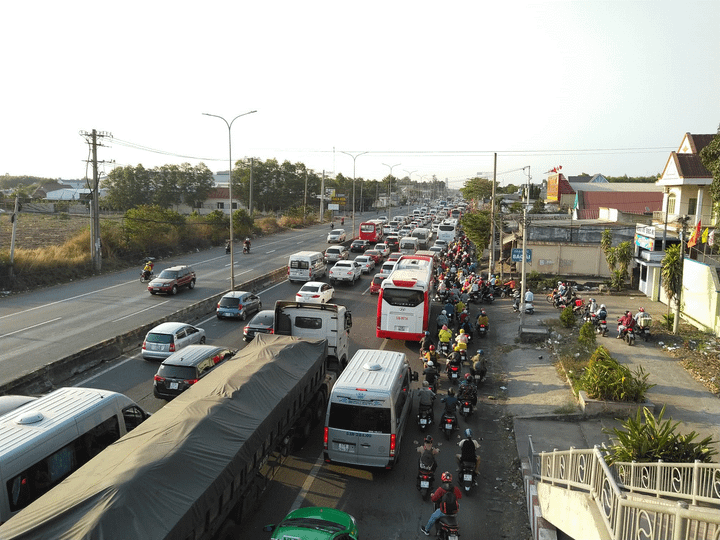 Ảnh: Biển người đội nắng nóng đổ về TP.HCM, xe ô tô nối đuôi nhau xếp dài cây số - 1