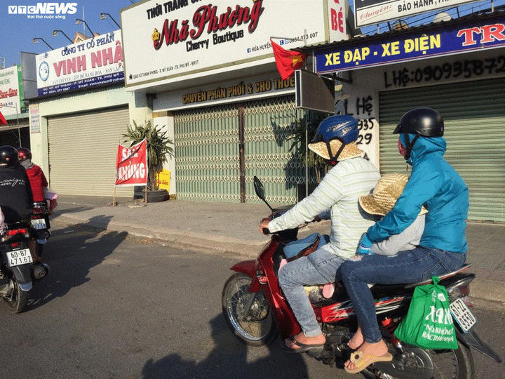 Ảnh: Biển người đội nắng nóng đổ về TP.HCM, xe ô tô nối đuôi nhau xếp dài cây số - 10