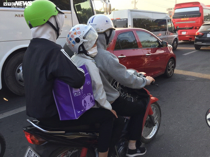 Ảnh: Biển người đội nắng nóng đổ về TP.HCM, xe ô tô nối đuôi nhau xếp dài cây số - 11