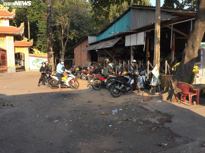 Ảnh: Biển người đội nắng nóng đổ về TP.HCM, xe ô tô nối đuôi nhau xếp dài cây số - 12