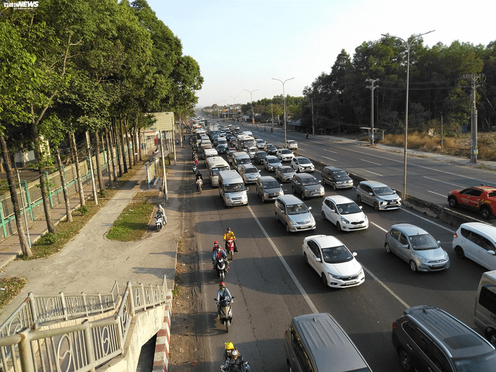 Ảnh: Biển người đội nắng nóng đổ về TP.HCM, xe ô tô nối đuôi nhau xếp dài cây số - 2