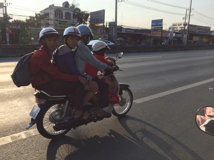 Ảnh: Biển người đội nắng nóng đổ về TP.HCM, xe ô tô nối đuôi nhau xếp dài cây số - 4