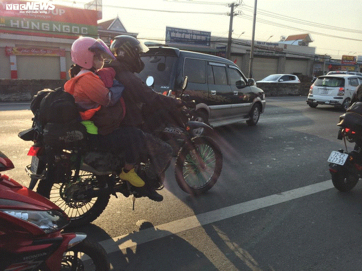 Ảnh: Biển người đội nắng nóng đổ về TP.HCM, xe ô tô nối đuôi nhau xếp dài cây số - 5