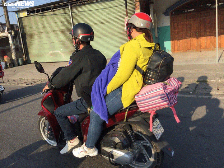 Ảnh: Biển người đội nắng nóng đổ về TP.HCM, xe ô tô nối đuôi nhau xếp dài cây số - 6