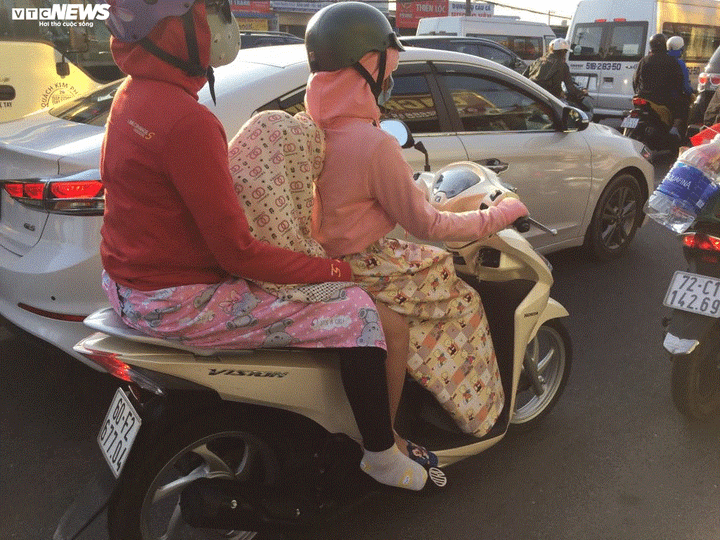 Ảnh: Biển người đội nắng nóng đổ về TP.HCM, xe ô tô nối đuôi nhau xếp dài cây số - 7