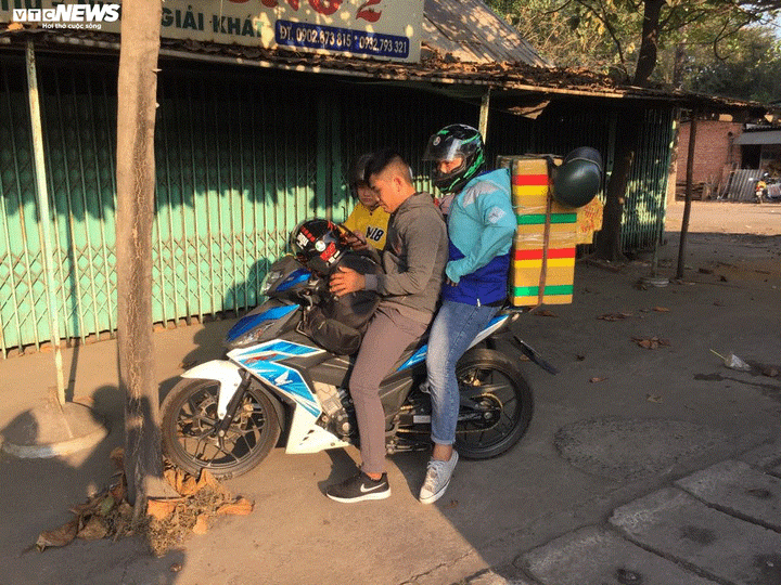 Ảnh: Biển người đội nắng nóng đổ về TP.HCM, xe ô tô nối đuôi nhau xếp dài cây số - 13