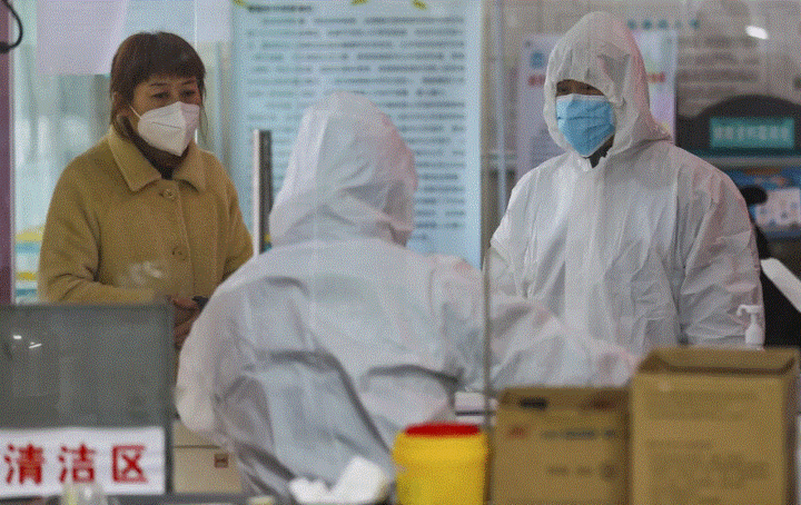 Trung Quốc ghi nhận các trường hợp người nước ngoài nhiễm virus corona đầu tiên - 1