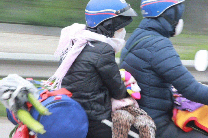 Bến xe vắng khách, trẻ nhỏ vật vã trên xe máy trở lại Hà Nội trong ngày cuối cùng nghỉ Tết - 2