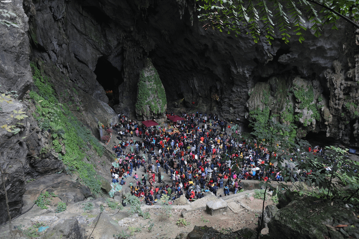 Nam thanh nữ tú chen nhau đến phờ phạc trong ngày khai hội chùa Hương - 9