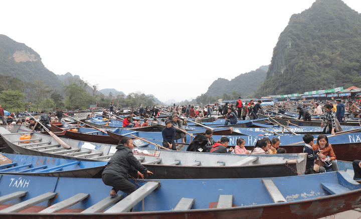 Nam thanh nữ tú chen nhau đến phờ phạc trong ngày khai hội chùa Hương - 3