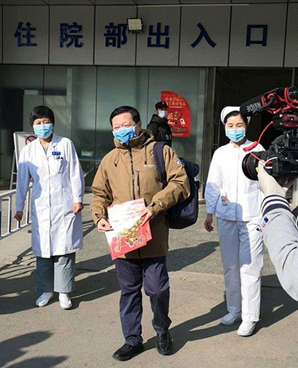 Những khoảnh khắc đầy xúc động của các y bác sĩ từ vùng tâm dịch corona - 6