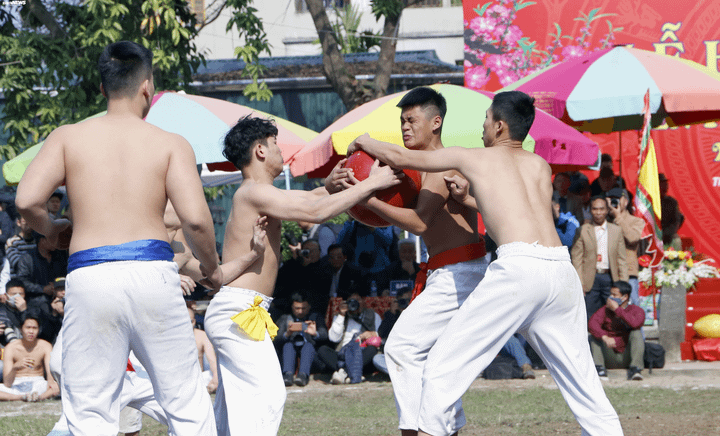 Trai làng 'đổ máu' trong lễ hội vật cầu Thúy Lĩnh ở Hà Nội - 4