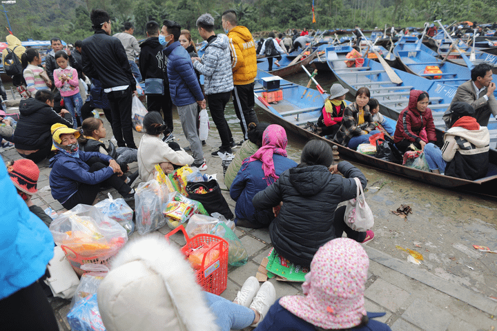 Nam thanh nữ tú chen nhau đến phờ phạc trong ngày khai hội chùa Hương - 8