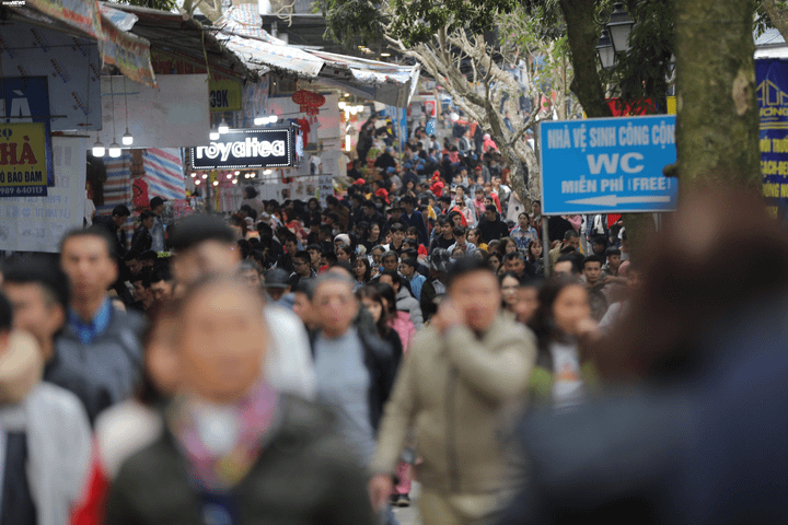 Nam thanh nữ tú chen nhau đến phờ phạc trong ngày khai hội chùa Hương - 4