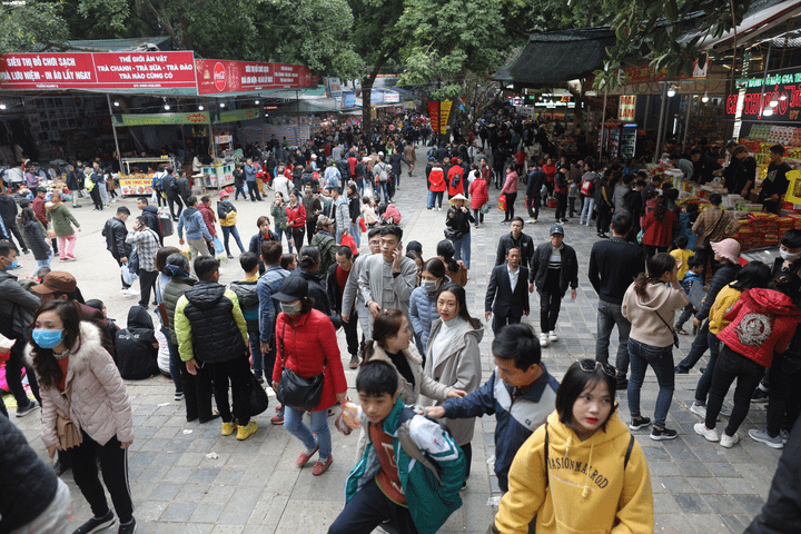 Nam thanh nữ tú chen nhau đến phờ phạc trong ngày khai hội chùa Hương - 5