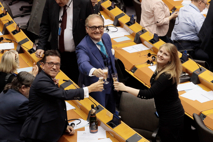 EU bịn rịn chia tay Anh trong nước mắt - 3