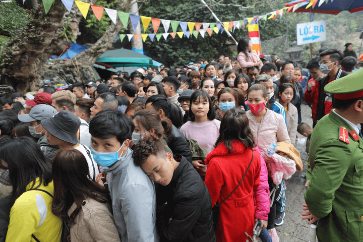 Nam thanh nữ tú chen nhau đến phờ phạc trong ngày khai hội chùa Hương - 6