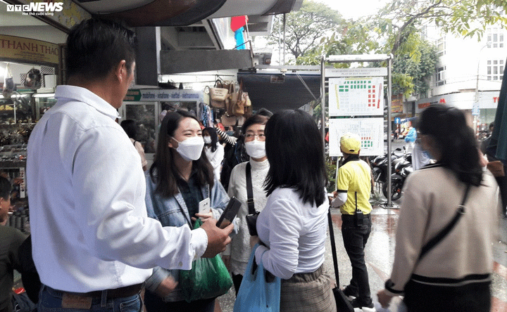 Đà Nẵng ‘cháy’ hàng khẩu trang y tế - 2