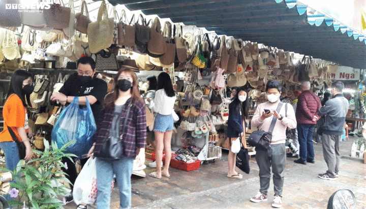 Đà Nẵng ‘cháy’ hàng khẩu trang y tế - 4