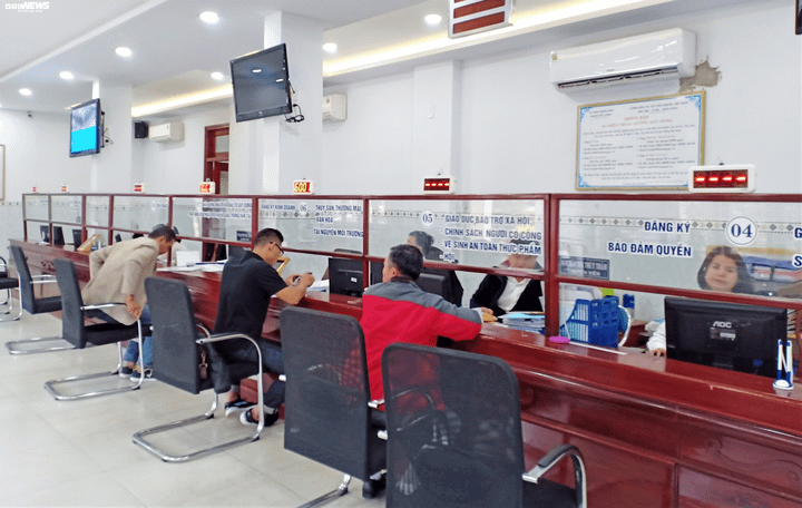 Dân bức xúc vì cán bộ quận bận chúc Tết, chụp ảnh đầu năm - 2