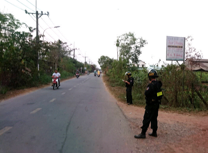 Ảnh: Bất chấp nguy hiểm, dân quay phim cảnh vây bắt nghi can bắn chết 4 người ở Củ Chi - 9