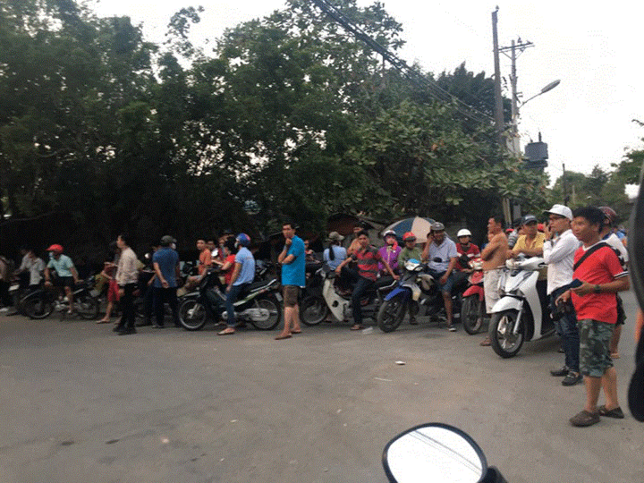 Ảnh: Bất chấp nguy hiểm, dân quay phim cảnh vây bắt nghi can bắn chết 4 người ở Củ Chi - 3