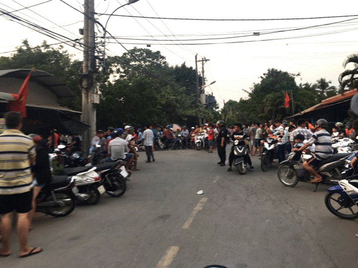 Ảnh: Bất chấp nguy hiểm, dân quay phim cảnh vây bắt nghi can bắn chết 4 người ở Củ Chi - 5