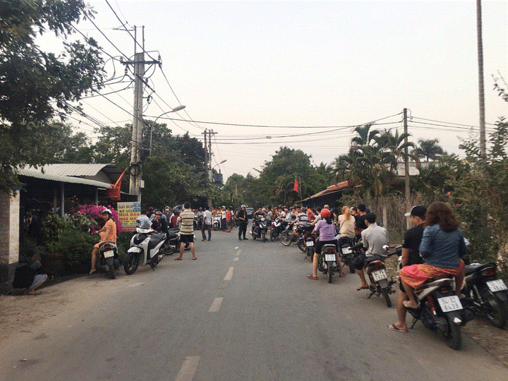 Ảnh: Bất chấp nguy hiểm, dân quay phim cảnh vây bắt nghi can bắn chết 4 người ở Củ Chi - 4