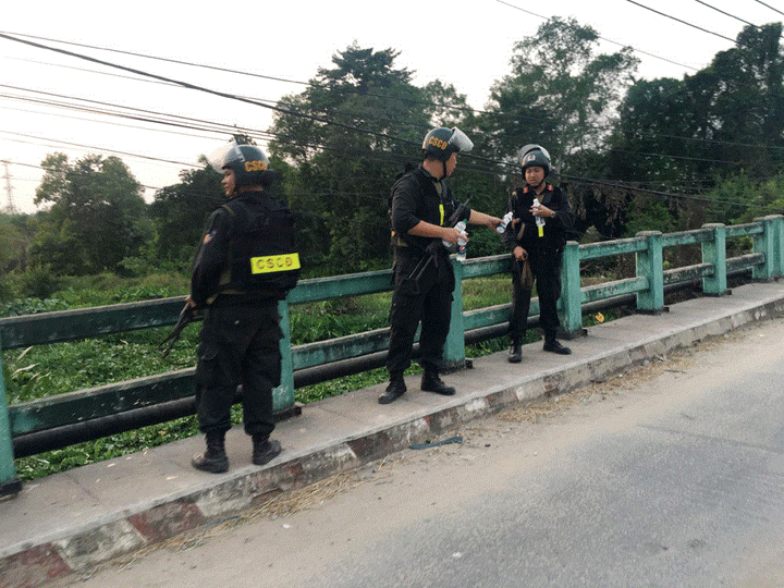 Ảnh: Bất chấp nguy hiểm, dân quay phim cảnh vây bắt nghi can bắn chết 4 người ở Củ Chi - 12