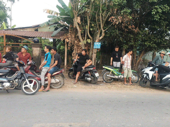 Ảnh: Bất chấp nguy hiểm, dân quay phim cảnh vây bắt nghi can bắn chết 4 người ở Củ Chi - 6