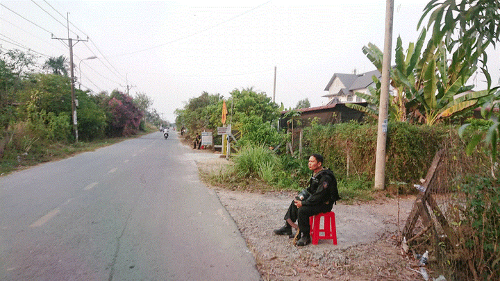 Ảnh: Bất chấp nguy hiểm, dân quay phim cảnh vây bắt nghi can bắn chết 4 người ở Củ Chi - 8