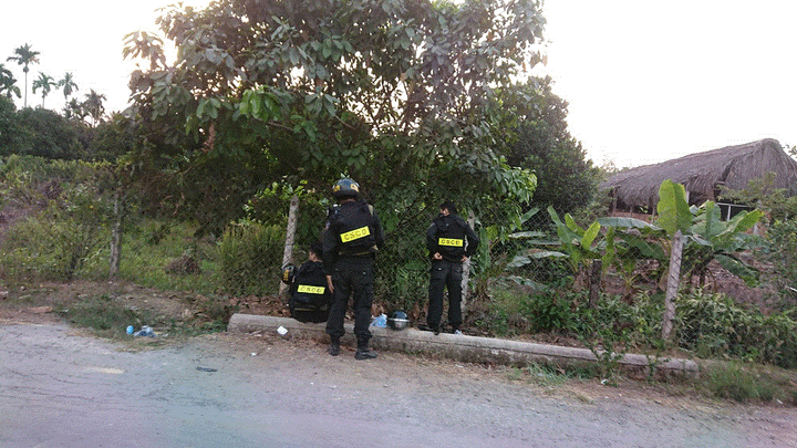 Ảnh: Bất chấp nguy hiểm, dân quay phim cảnh vây bắt nghi can bắn chết 4 người ở Củ Chi - 10