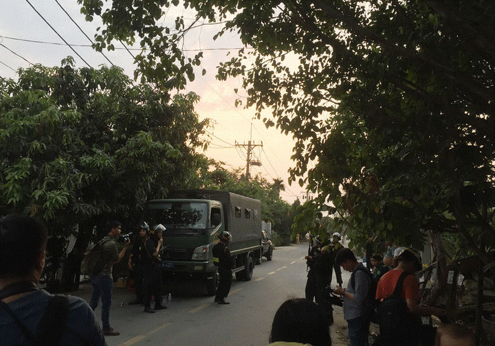 Ảnh: Bất chấp nguy hiểm, dân quay phim cảnh vây bắt nghi can bắn chết 4 người ở Củ Chi - 13