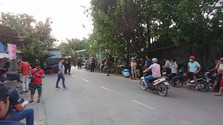 Ảnh: Bất chấp nguy hiểm, dân quay phim cảnh vây bắt nghi can bắn chết 4 người ở Củ Chi - 7