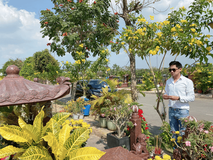 NSND Hồng Vân và Minh Luân thăm mộ cố nghệ sĩ Anh Vũ đầu năm - 2