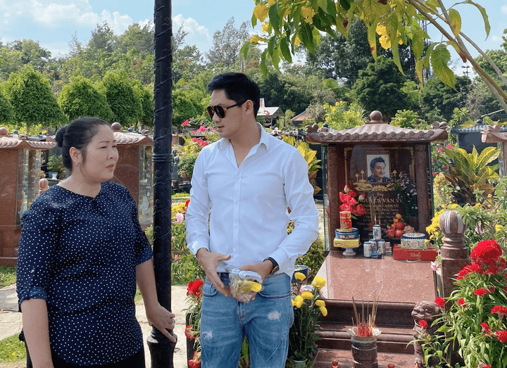 NSND Hồng Vân và Minh Luân thăm mộ cố nghệ sĩ Anh Vũ đầu năm - 1