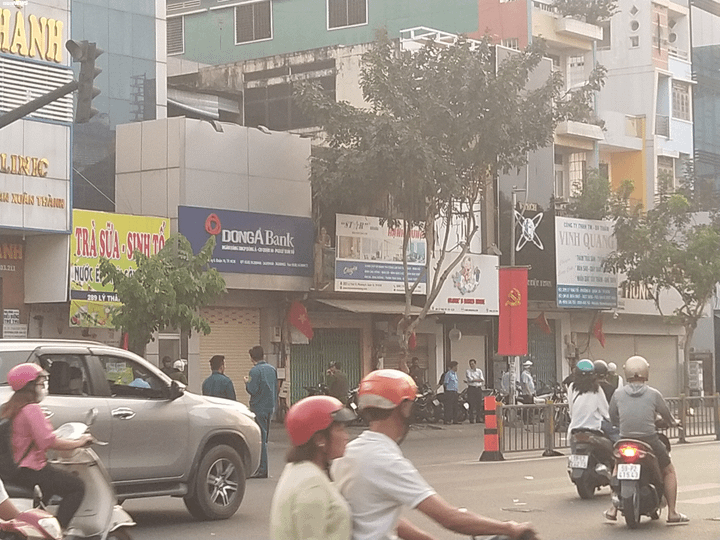 Vây bắt thanh niên cầm vật giống lưu đạn cố thủ trong nhà ở TP.HCM - 1