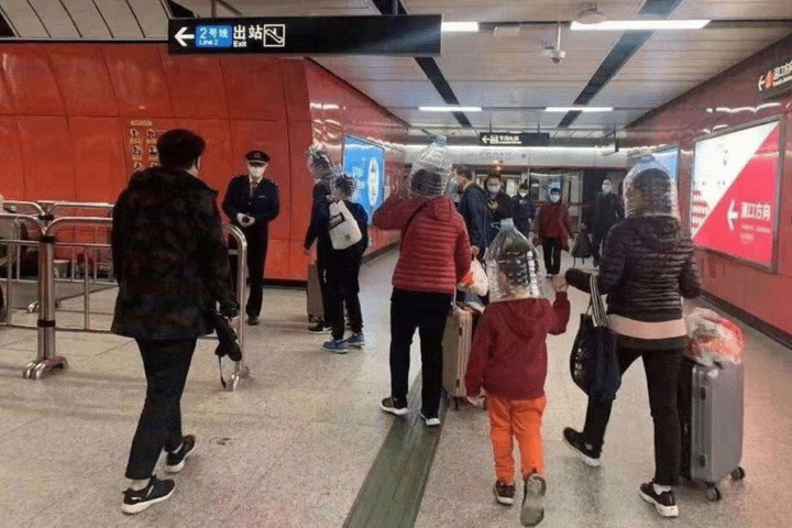 Video: Khách du lịch đội chai nhựa tránh virus corona - 6