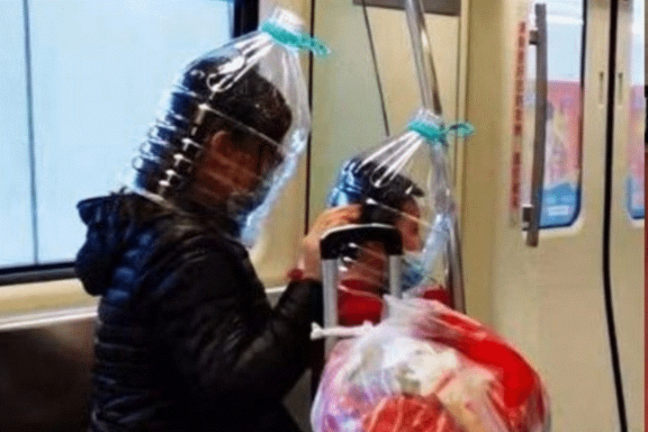 Video: Khách du lịch đội chai nhựa tránh virus corona - 1