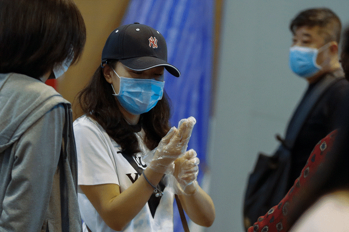 Video: Khách du lịch đội chai nhựa tránh virus corona - 5