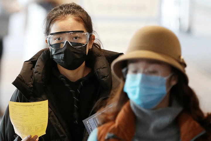 Video: Khách du lịch đội chai nhựa tránh virus corona - 3