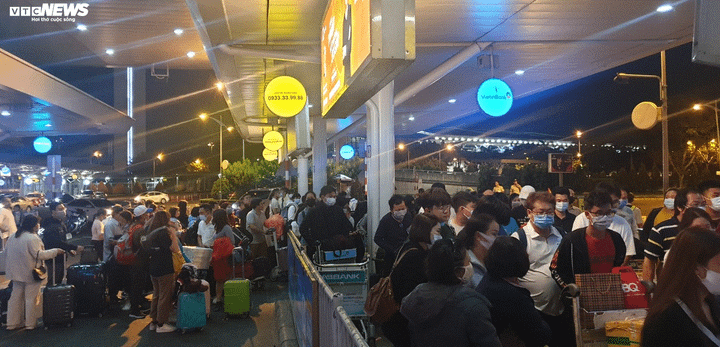 'Mắc kẹt' qua đêm ở sân bay Tân Sơn Nhất vì không bắt được taxi về - 3