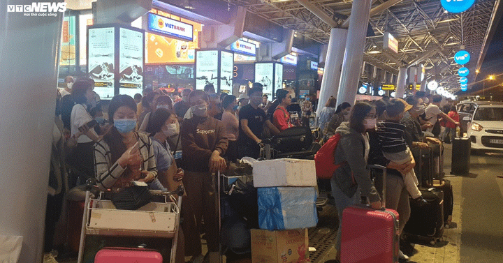 'Mắc kẹt' qua đêm ở sân bay Tân Sơn Nhất vì không bắt được taxi về - 5