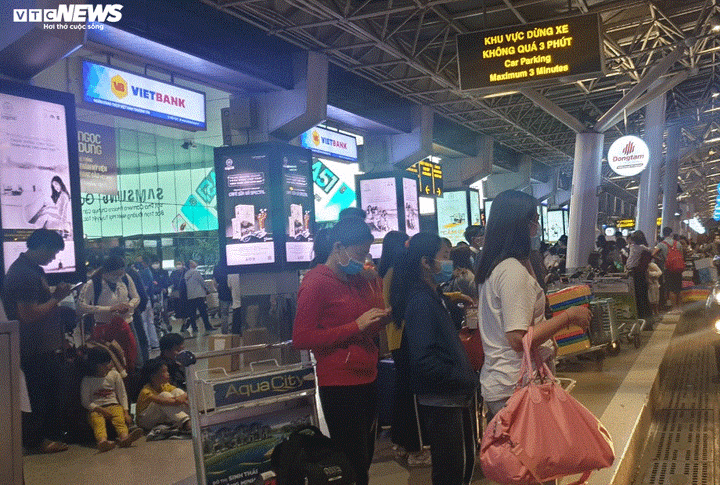 'Mắc kẹt' qua đêm ở sân bay Tân Sơn Nhất vì không bắt được taxi về - 6