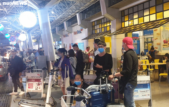 'Mắc kẹt' qua đêm ở sân bay Tân Sơn Nhất vì không bắt được taxi về - 7