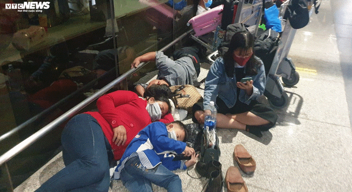 'Mắc kẹt' qua đêm ở sân bay Tân Sơn Nhất vì không bắt được taxi về - 8