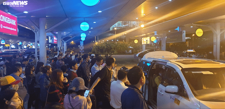 'Mắc kẹt' qua đêm ở sân bay Tân Sơn Nhất vì không bắt được taxi về - 4