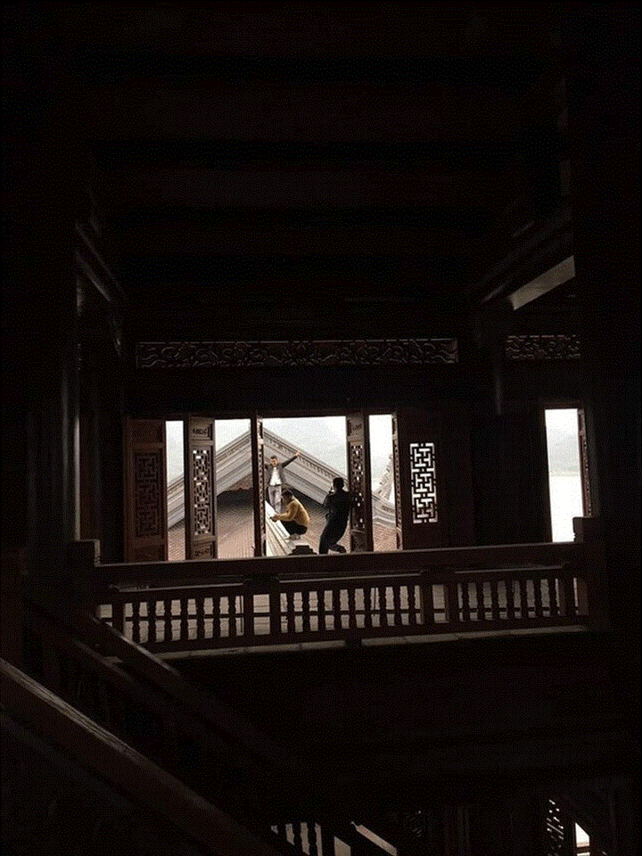 Nam thanh nữ tú trèo lên mái chùa Tam Chúc chụp ảnh 'sống ảo' gây phẫn nộ - 3